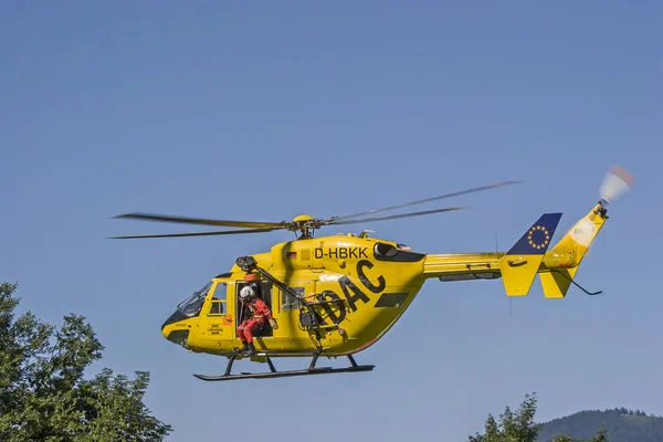 Hélicoptère de sauvetage dans le ciel — Photo