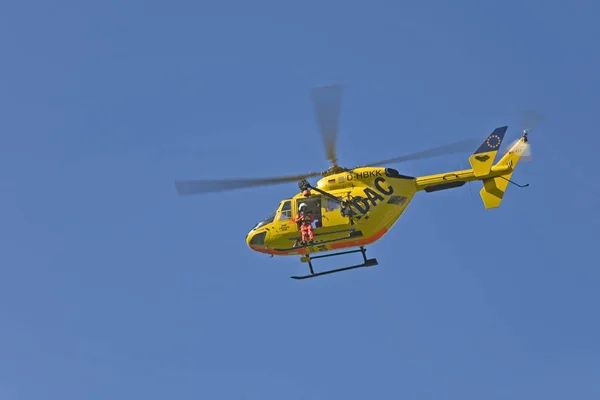 Hélicoptère de sauvetage dans le ciel — Photo