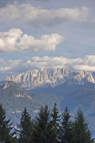 Blick auf den Schlern und die Rosengartengruppe — Stockfoto