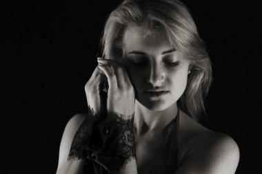 Tek renkli bir genç kadının portresi