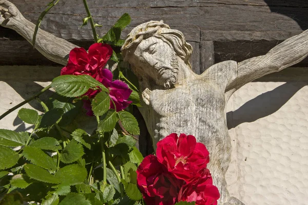 Dřevěný kříž s růží — Stock fotografie