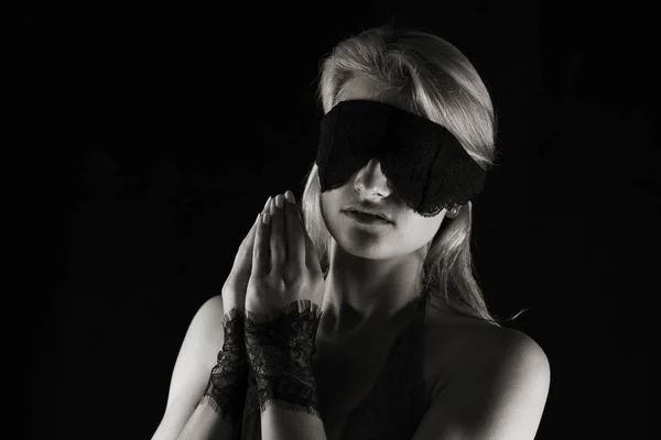 Portret młodej kobiety z zawiązanymi oczami w trybie monochromatycznym — Zdjęcie stockowe