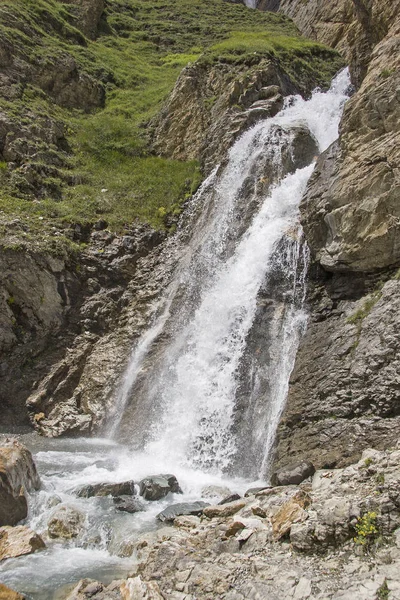 Vodopád v oblasti Gran Paradiso — Stock fotografie