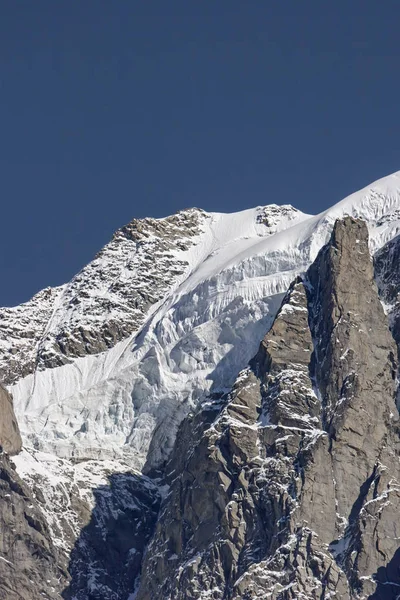Mont Blanc maciço - o telhado da Europa — Fotografia de Stock