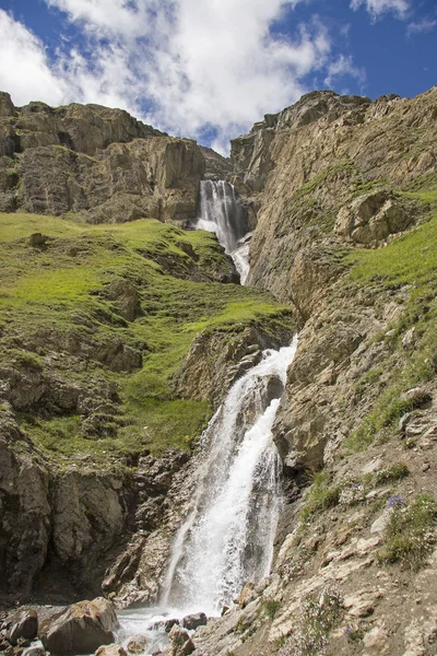 Vízesés a Gran Paradiso területén — Stock Fotó