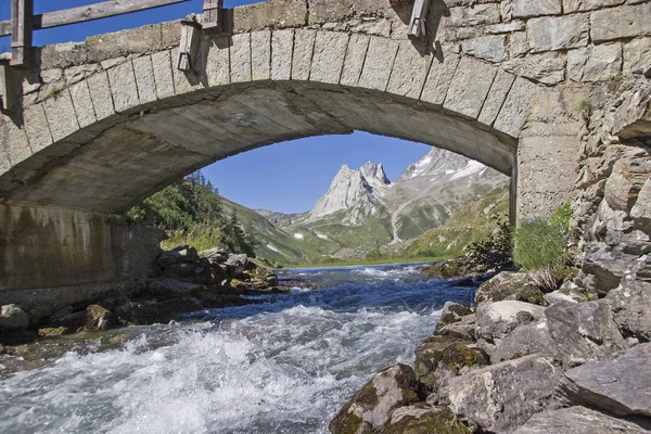 Steinbrücke in der Valle Veny — Stockfoto