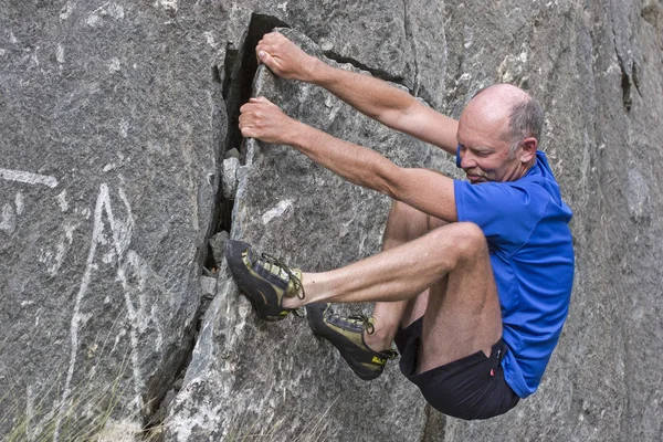 Not forgotten yet - Senior demonstrates panning technique — Stock Photo, Image