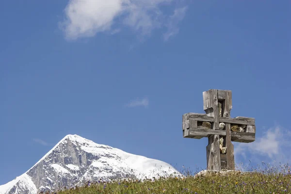 Stone cross and Wiesbachhorn — Stock Photo, Image