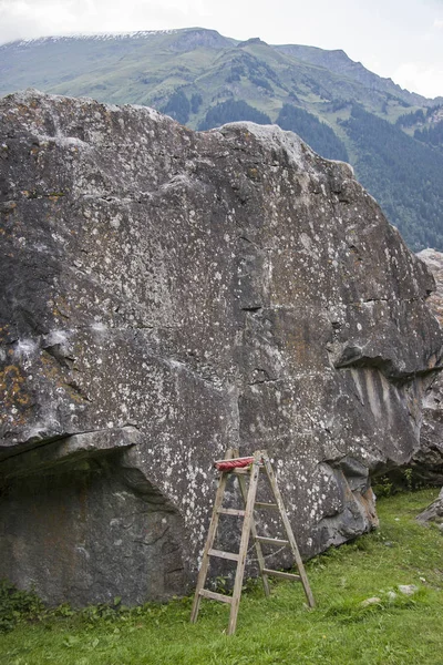 Boulderfels med oskäliga klättring bistånd — Stockfoto
