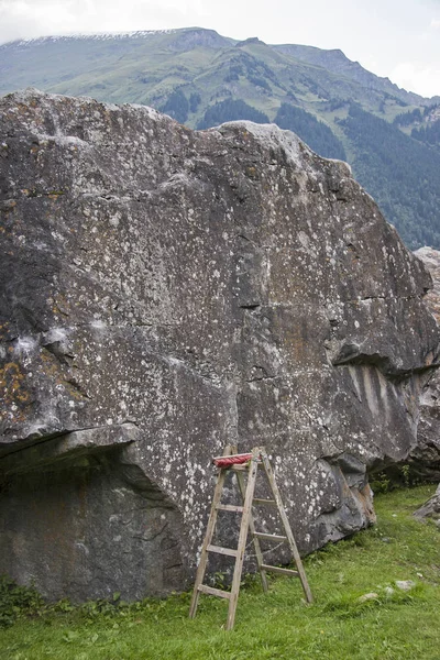 Boulderfels con asistencia de escalada injusta — Foto de Stock