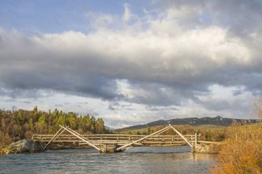 Sjoa nehri üzerindeki tahta köprü.