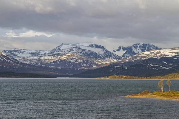 Sjodalsvatnet på fjellplatået Valdresflya – stockfoto