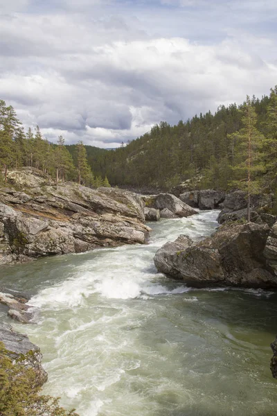 Sur le Ritterspranget à la rivière Sjoa — Photo