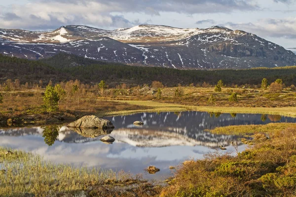 Wiosna w górach Jotunheimen — Zdjęcie stockowe