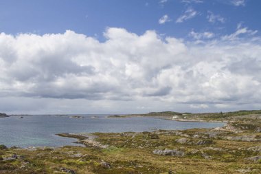 Norveç 'in batı kıyısı boyunca uzanan Atlantik Yolu' ndaki manzara Avrupa 'nın en ilginç ve popüler ulaşım bağlantılarından biridir.