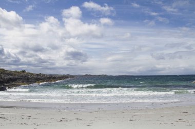 Norveç 'in orta kesimindeki Tustna adasının kayalık Atlantik kıyısında fırtınalı bir gün.