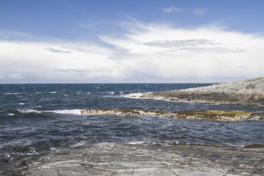 Norveç 'in orta kesimindeki Tustna adasının kayalık Atlantik kıyısında fırtınalı bir gün.