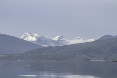 Norveç 'in batı kıyısı boyunca uzanan Atlantik Yolu' ndaki manzara Avrupa 'nın en ilginç ve popüler ulaşım bağlantılarından biridir.