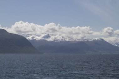 Langfjorden 'ı geçerken bu manzara görülebilir.