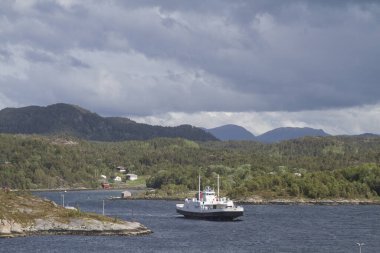 Talgsjoen 'den geçen feribot yerel halkı ve turistleri Kristiansund' dan Tustna 'ya ya ya da tam tersi şekilde götürüyor.