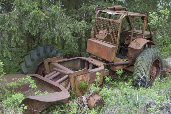 Απορρίφθηκε Μια Μηχανή Κατασκευής Σχέδια Σταθμευμένη Στη Μοναχική Φύση Της — Φωτογραφία Αρχείου