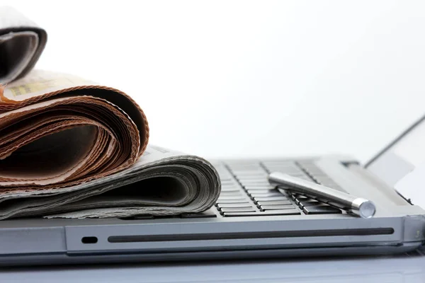 iş haberleri, Gazeteler bir klavye laptop