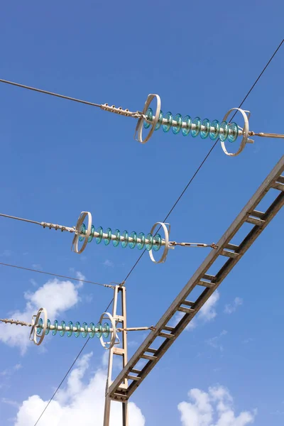 Высоковольтные провода в установке питания — стоковое фото