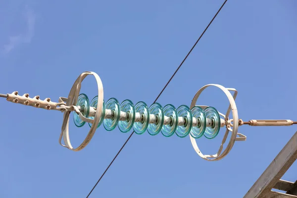 Стеклянные изоляторы в проводах высокого напряжения — стоковое фото