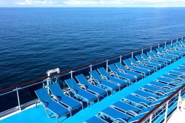 Güvertede mavi şezlong