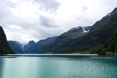 bir fiyort üzerinde yelken