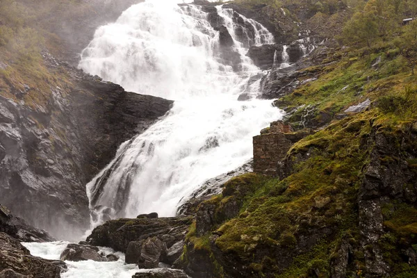 Norveç'te renkli şelale