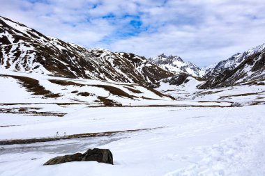 güneşli bir günde karlı manzara
