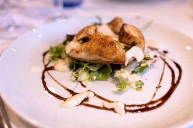 ıspanak pasta salata üzerinde