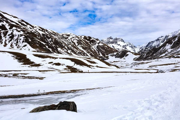 güneşli bir günde karlı manzara