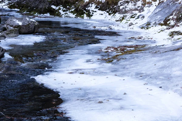Bevroren rivier in Ordesa — Stockfoto