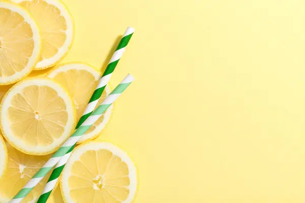 Szelet citrom sárga háttér — Stock Fotó