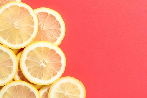 Szelet citromot rózsaszín háttér — Stock Fotó