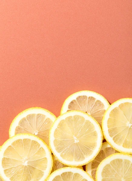 Somon zemin üzerine limon dilimleri