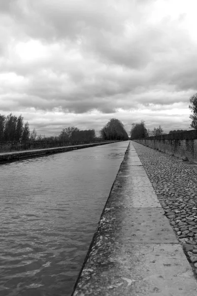 Garonne kanaal in Moissac Bw — Stockfoto