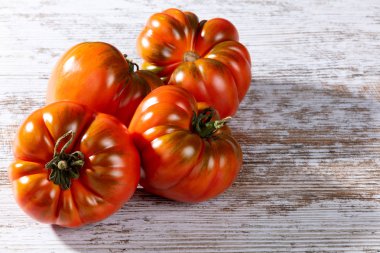 ahşap masa 3 kırmızı domates