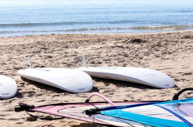 kum masalarda windsurf