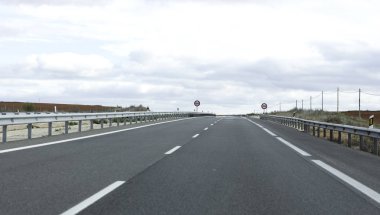 Bulutlu bir kış gününde otoyol