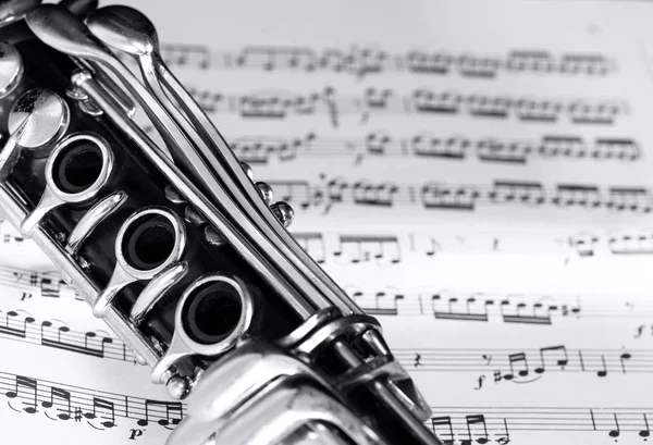 Clarinete em fundo partitura música — Fotografia de Stock