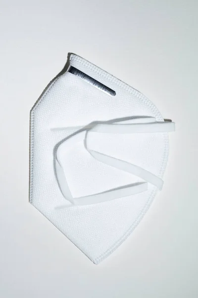 Persönliche Hygienemaskenfarbe Weiß Mit Metallischem Nasenadapter Auf Weißem Hintergrund — Stockfoto