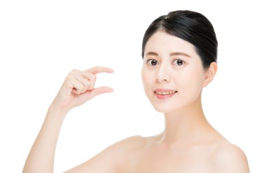 El parmağı hareketi ile genç gülümseyen kadının yakın çekim