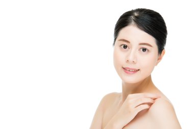 Asyalı güzel yüz genç yetişkin kadın temiz cilt