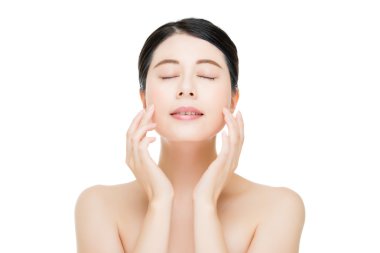 Güzel Asyalı kadın dokunmatik onun güzellik, beyaz arka plan