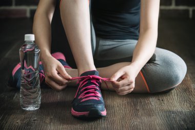 diz aşağı ile kravat spor ayakkabı parayla içki su fitness exerc