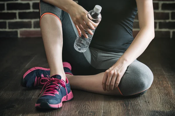 Fles water halen na fitness oefening training, sportschool lifest — Stockfoto