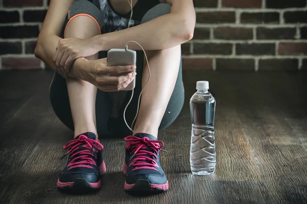 Take rest listening to music drinking water after fitness exerci — Stock Photo, Image